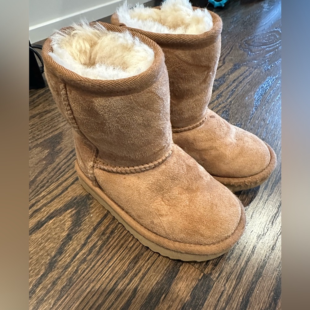 Gently worn toddler uggs